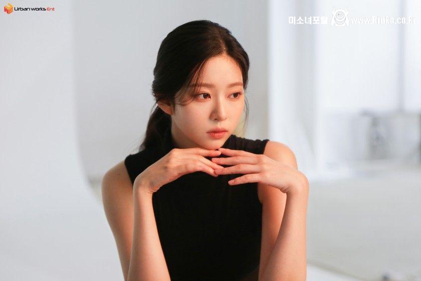 김민주 검정 목폴라