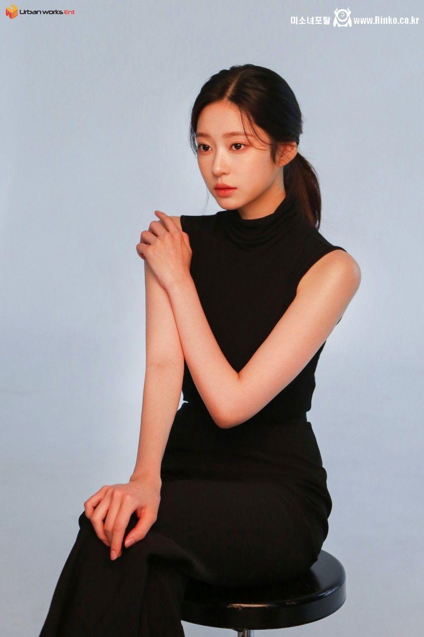 김민주 검정 목폴라