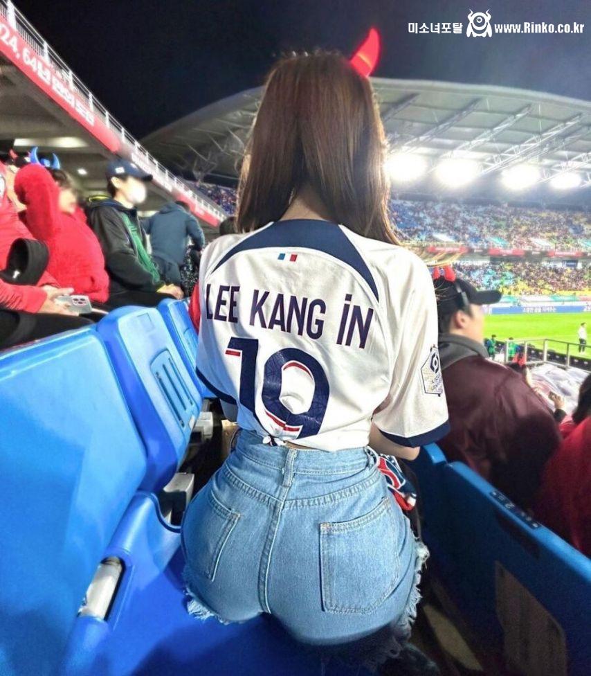 이강인 여자 팬이 많네요..