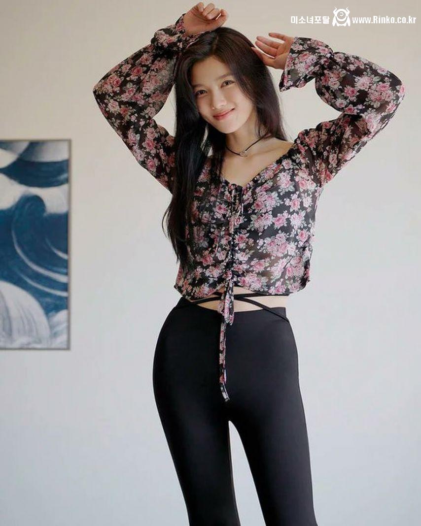 은근 골반 라인 좋은 김유정