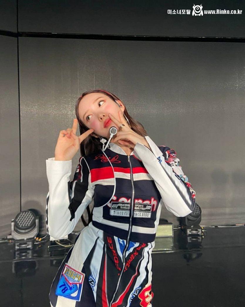 나연 체크원피스 셀카