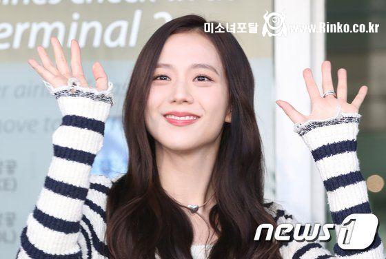 아침 출국중인 블핑 지수