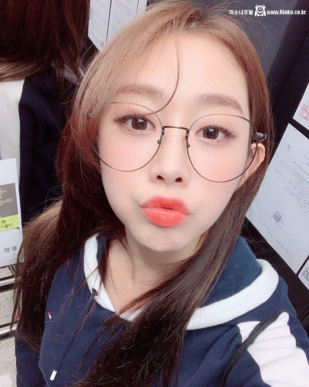 입술 쭉 내민 러블리즈 서지수 셀카