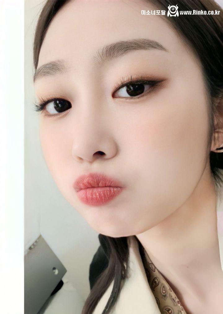 입술 쭉 내민 러블리즈 서지수 셀카