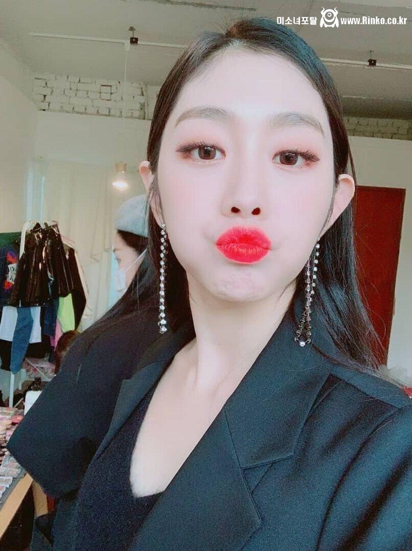 입술 쭉 내민 러블리즈 서지수 셀카