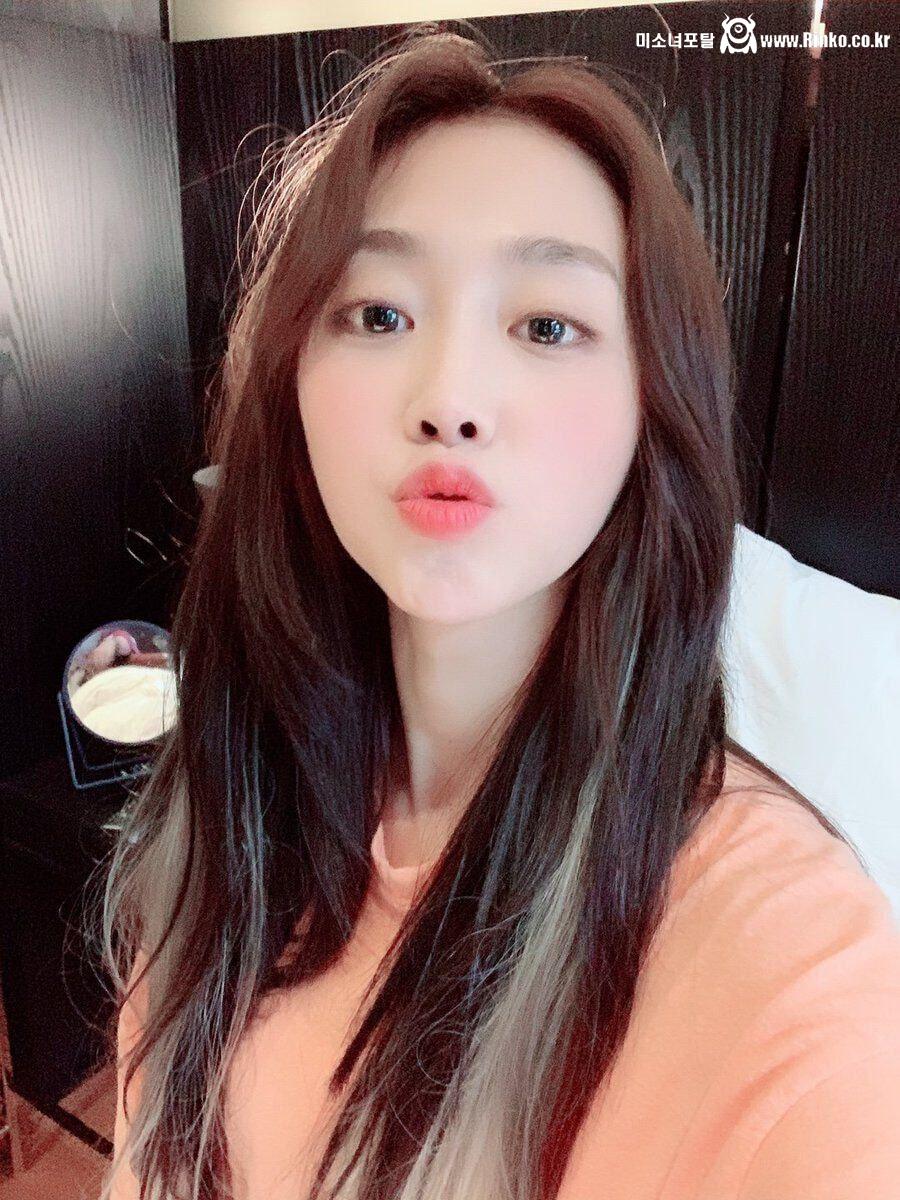 입술 쭉 내민 러블리즈 서지수 셀카