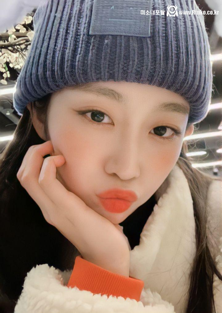 입술 쭉 내민 러블리즈 서지수 셀카