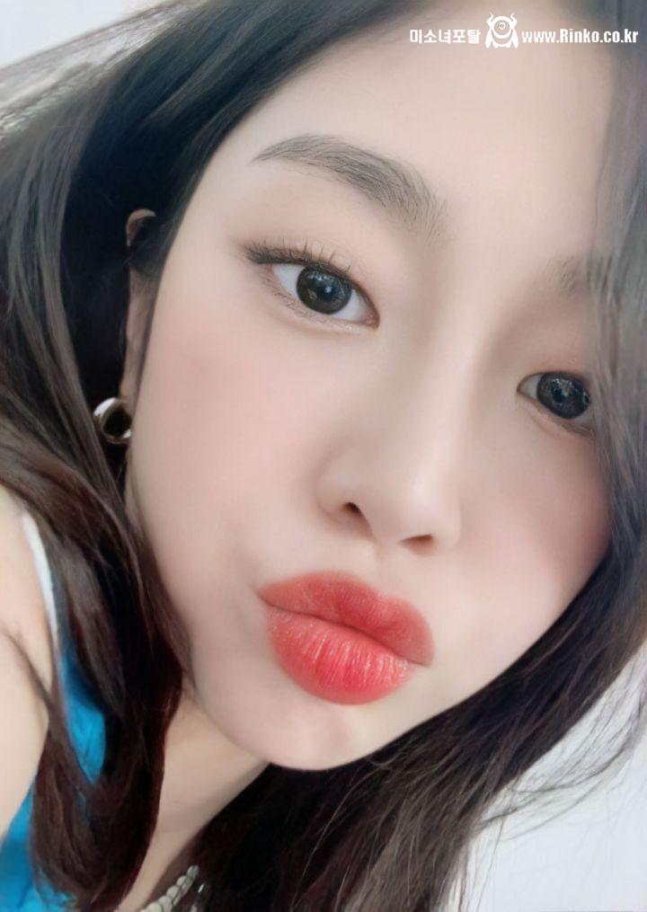 입술 쭉 내민 러블리즈 서지수 셀카