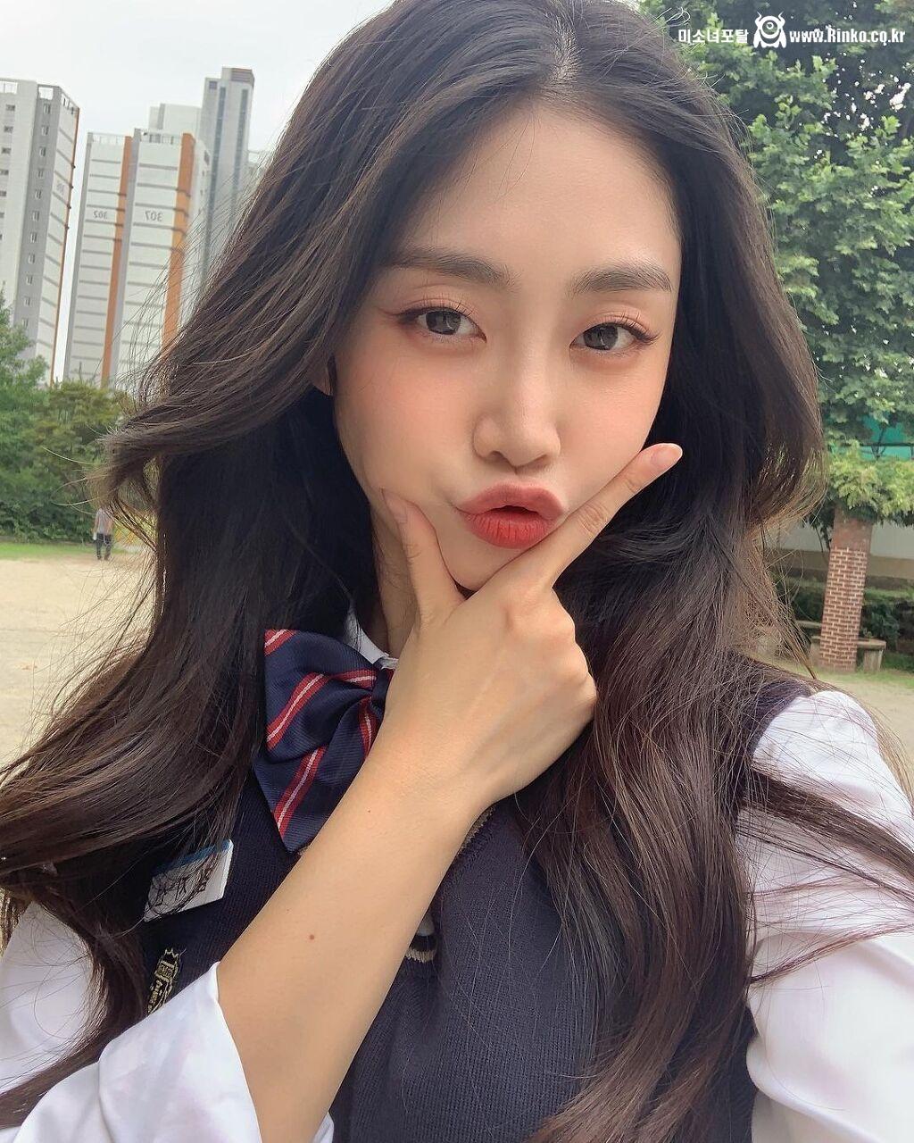 입술 쭉 내민 러블리즈 서지수 셀카