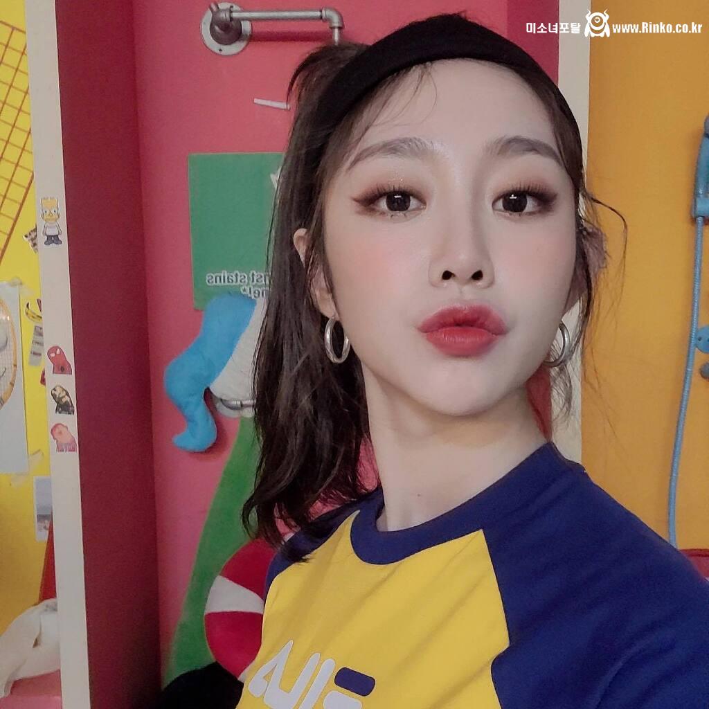 입술 쭉 내민 러블리즈 서지수 셀카