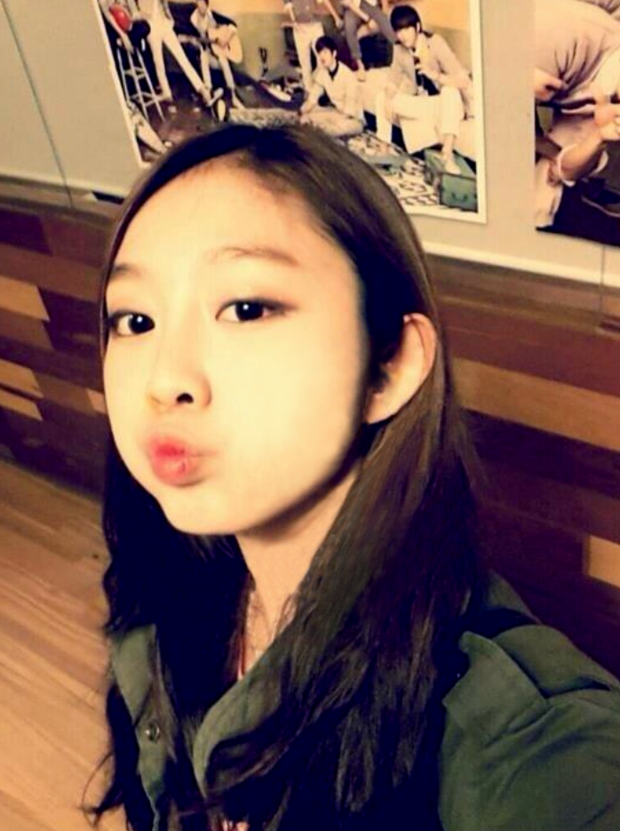 입술 쭉 내민 러블리즈 서지수 셀카