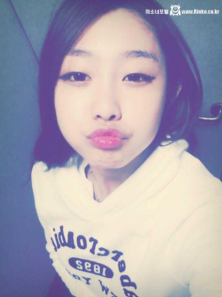 입술 쭉 내민 러블리즈 서지수 셀카