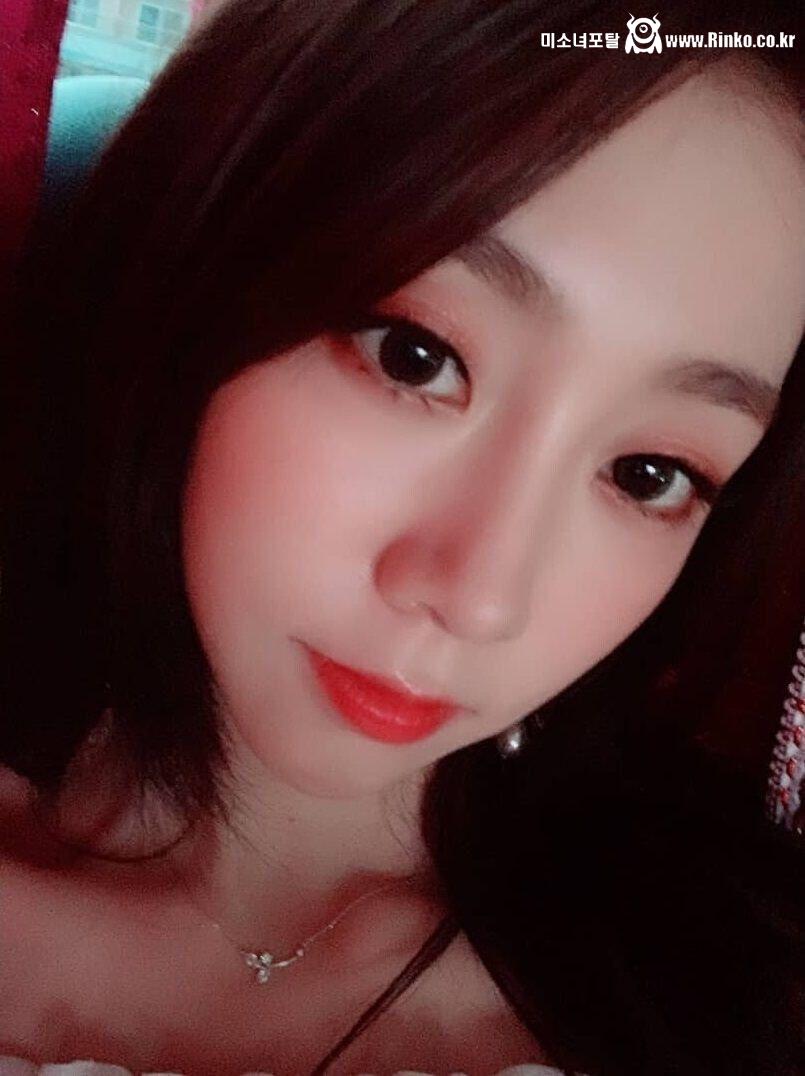 입술 쭉 내민 러블리즈 서지수 셀카