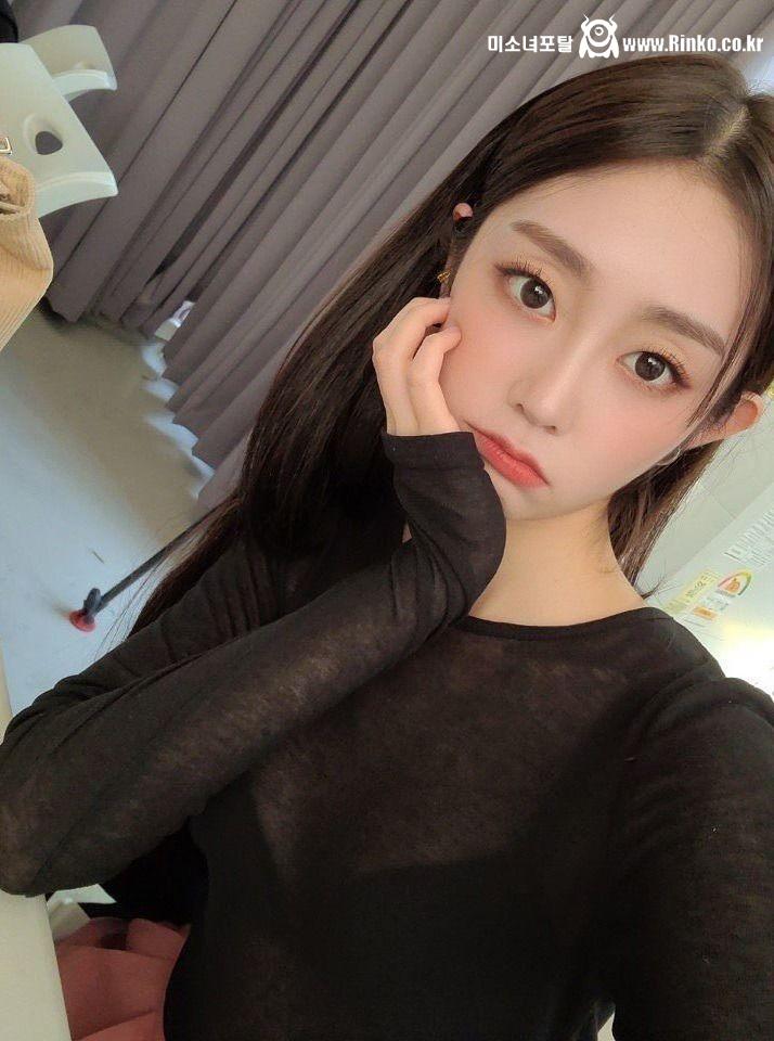 입술 쭉 내민 러블리즈 서지수 셀카