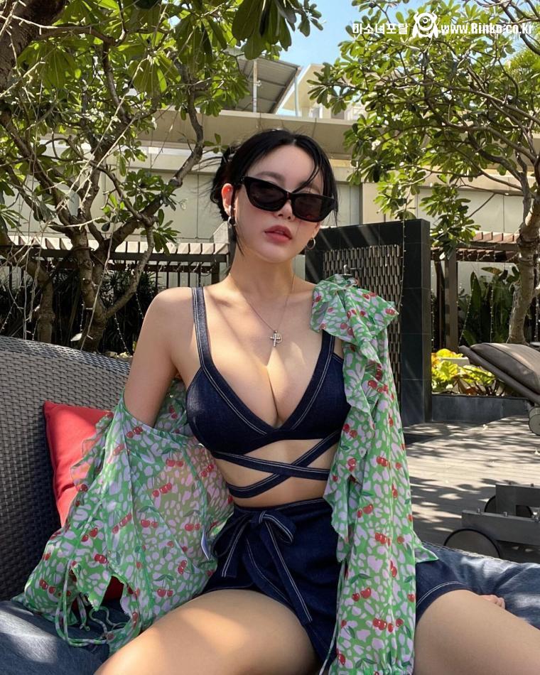 수영장 간 티아라 큐리 데님 비키니 아찔한 가슴골 SNS