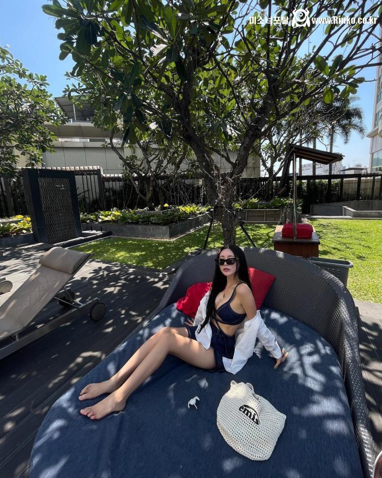 수영장 간 티아라 큐리 데님 비키니 아찔한 가슴골 SNS