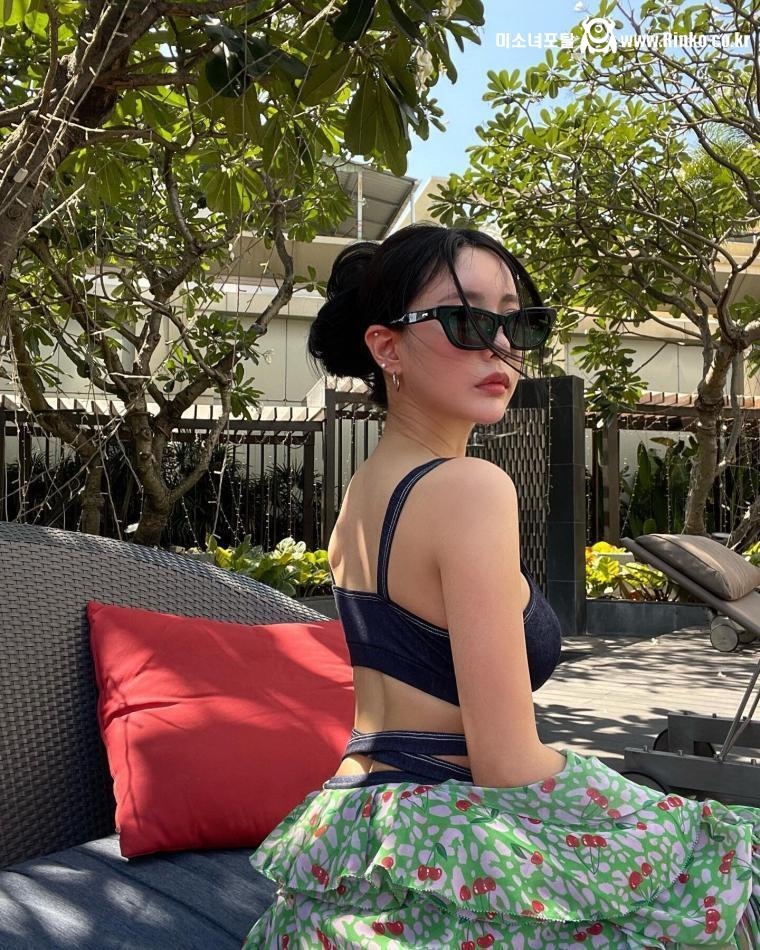 수영장 간 티아라 큐리 데님 비키니 아찔한 가슴골 SNS