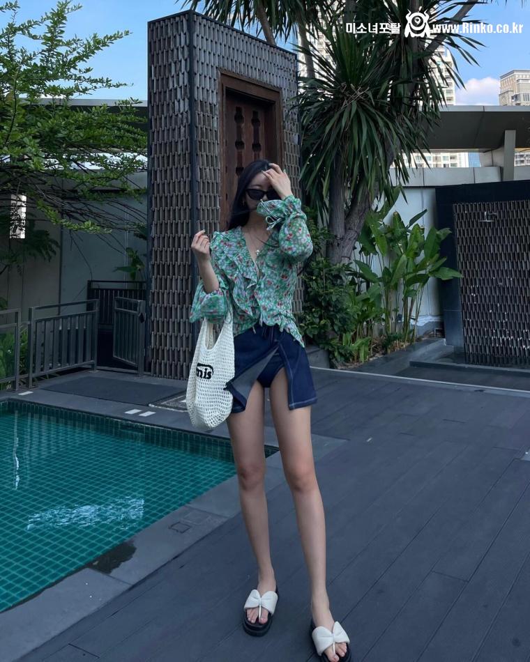 수영장 간 티아라 큐리 데님 비키니 아찔한 가슴골 SNS