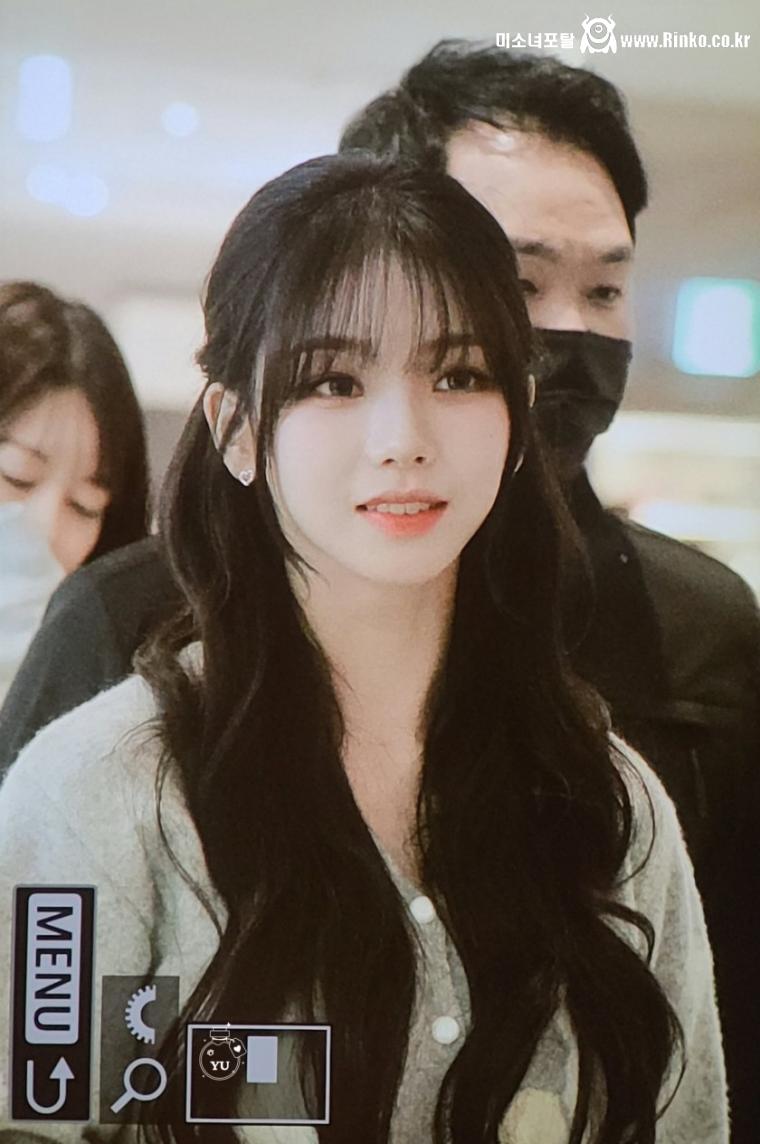 귀엽고 청순한 스타일로 나타난 카리나