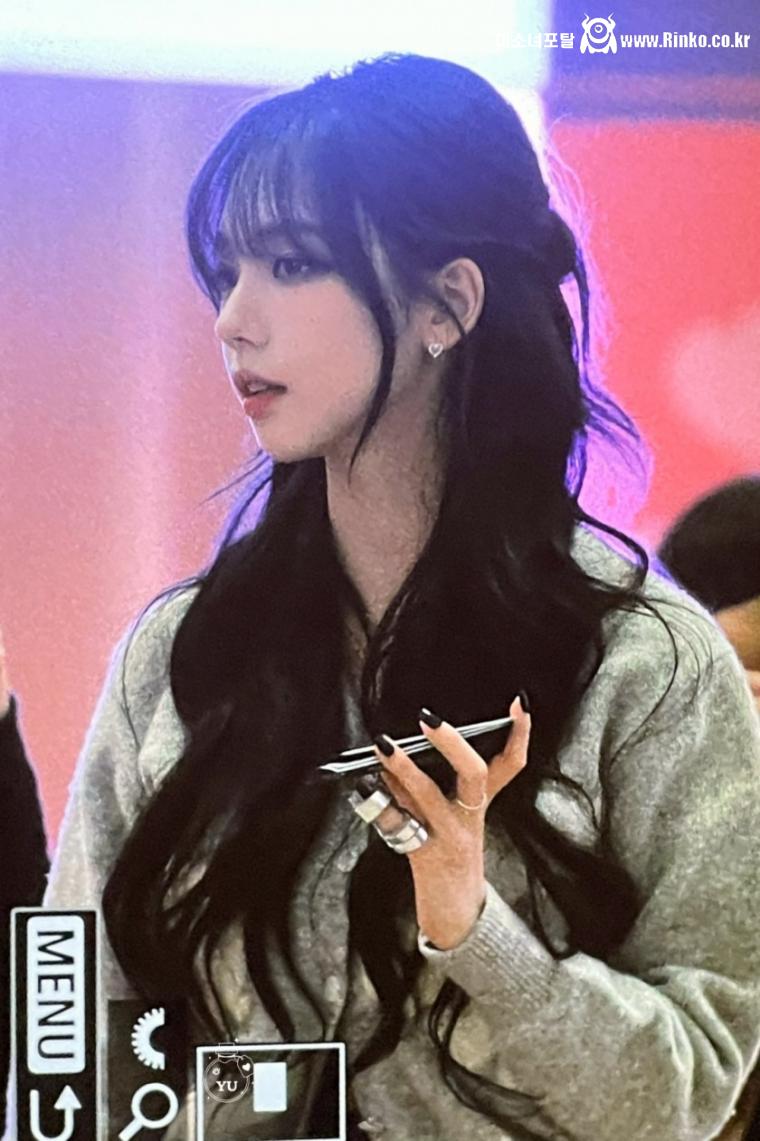 귀엽고 청순한 스타일로 나타난 카리나