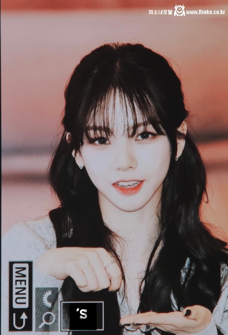 귀엽고 청순한 스타일로 나타난 카리나