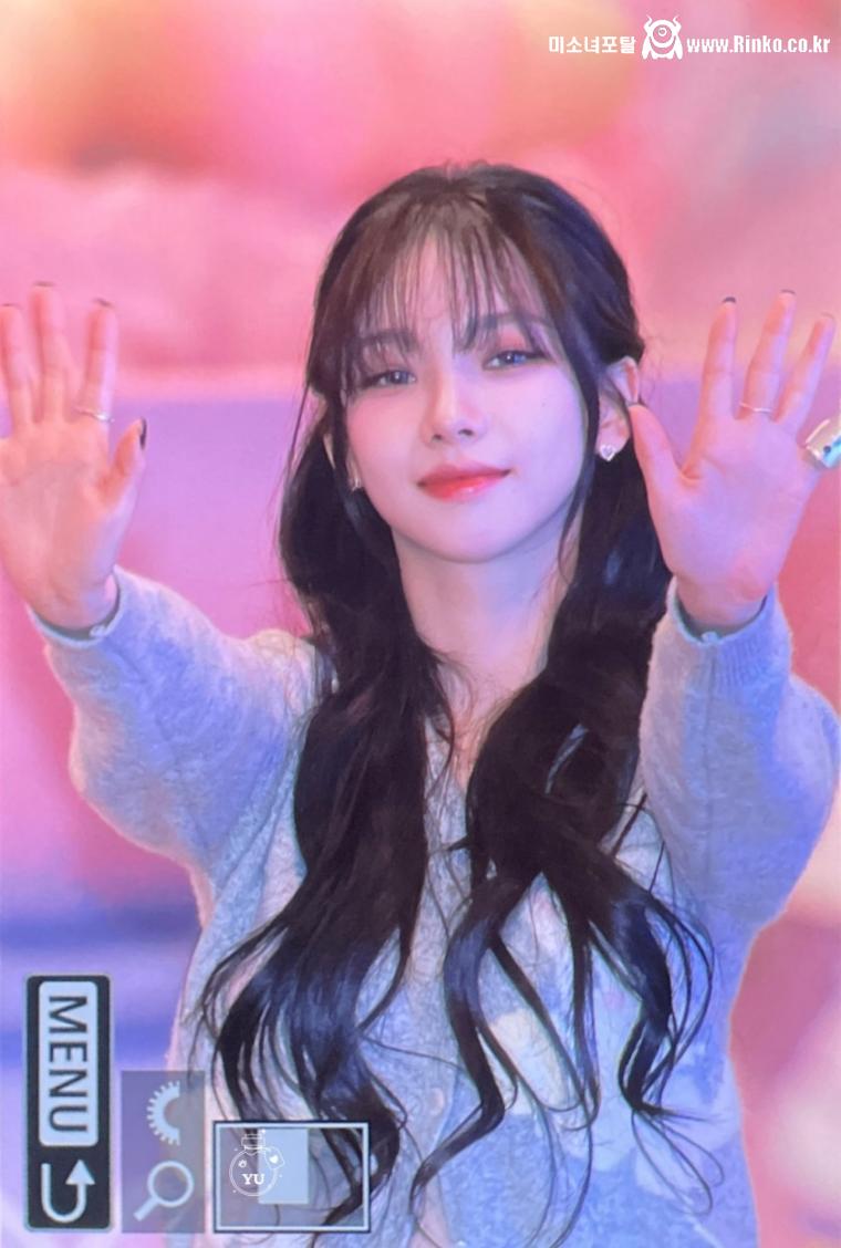 귀엽고 청순한 스타일로 나타난 카리나