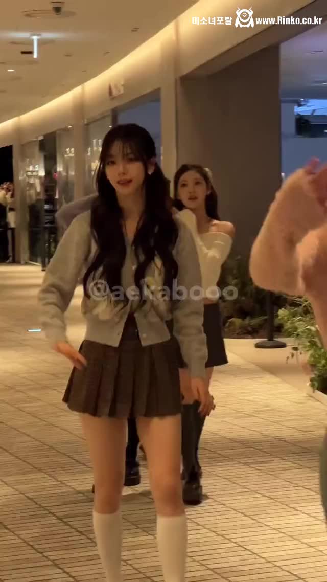 귀엽고 청순한 스타일로 나타난 카리나