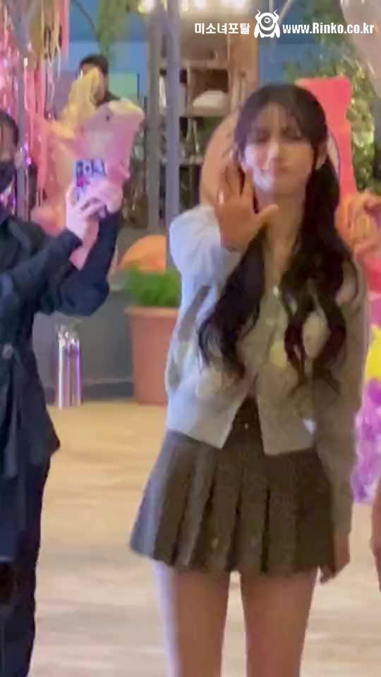 귀엽고 청순한 스타일로 나타난 카리나