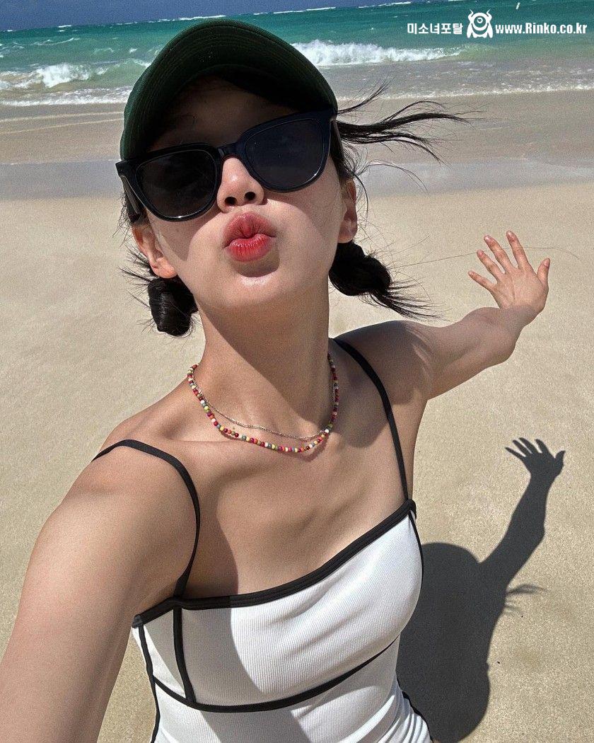 정예인 인스타_수영복