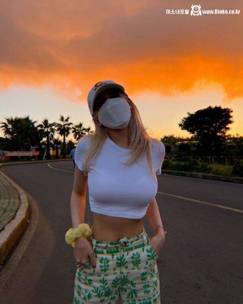 딱 맞는 흰 크롭티 소미