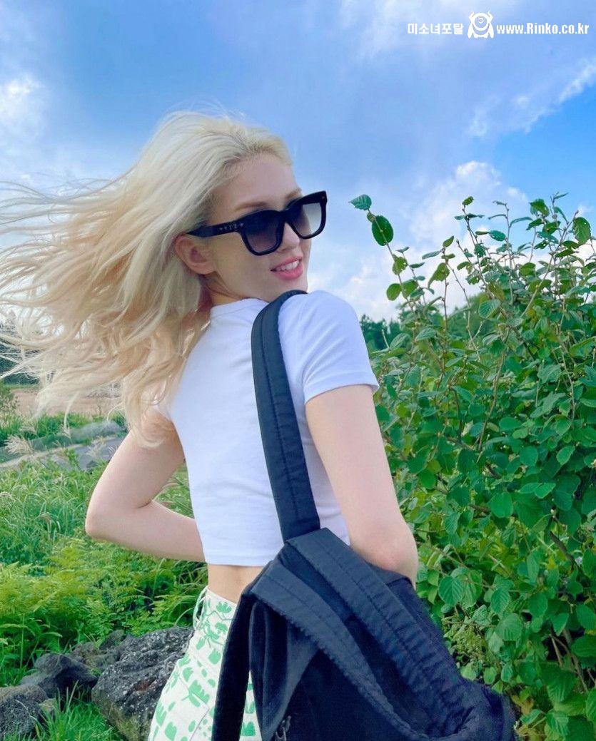 딱 맞는 흰 크롭티 소미