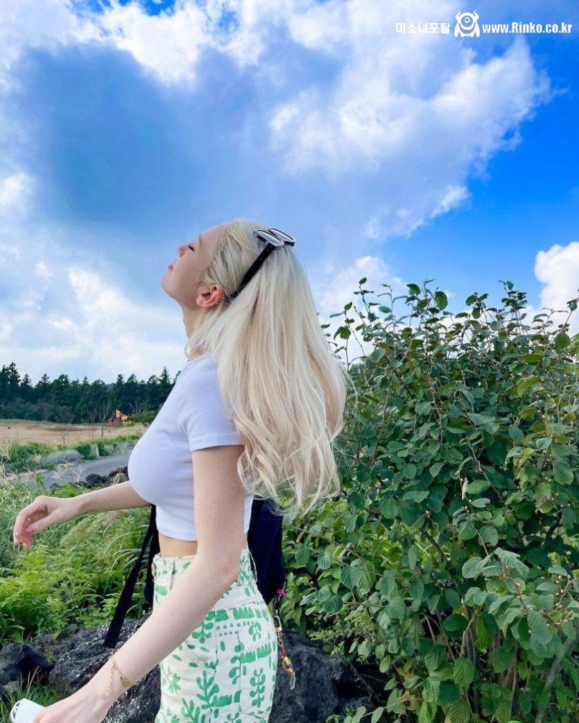 딱 맞는 흰 크롭티 소미