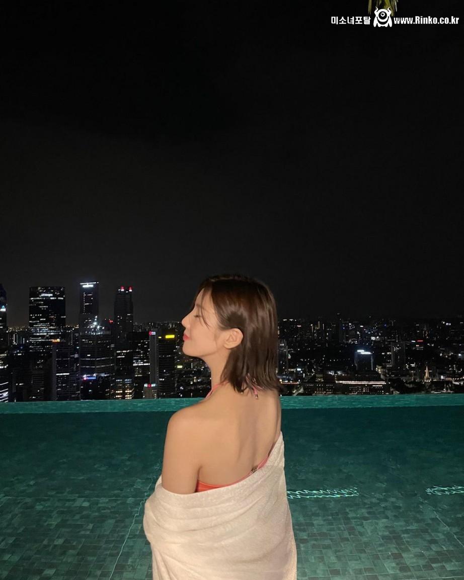 홀터넥 끈 수영복 권은비