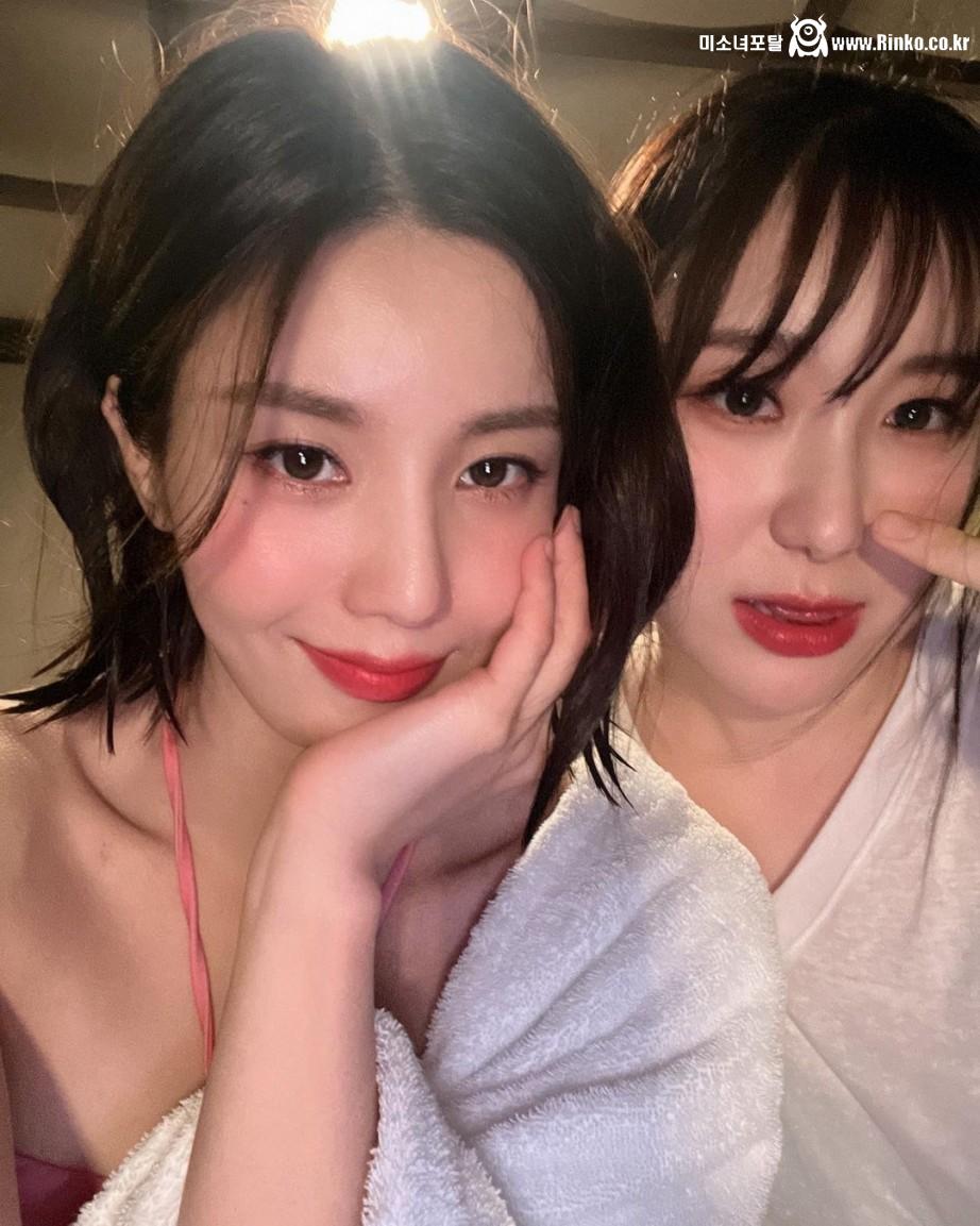홀터넥 끈 수영복 권은비