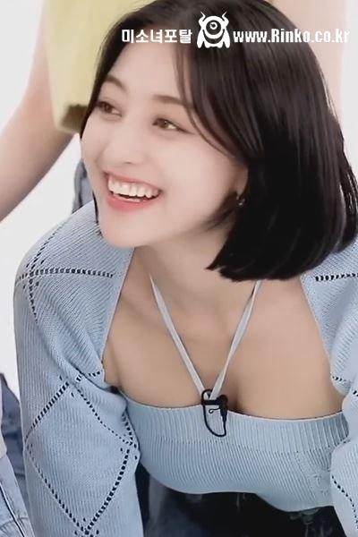 묵직한 오프솔더 니트 트와이스 지효