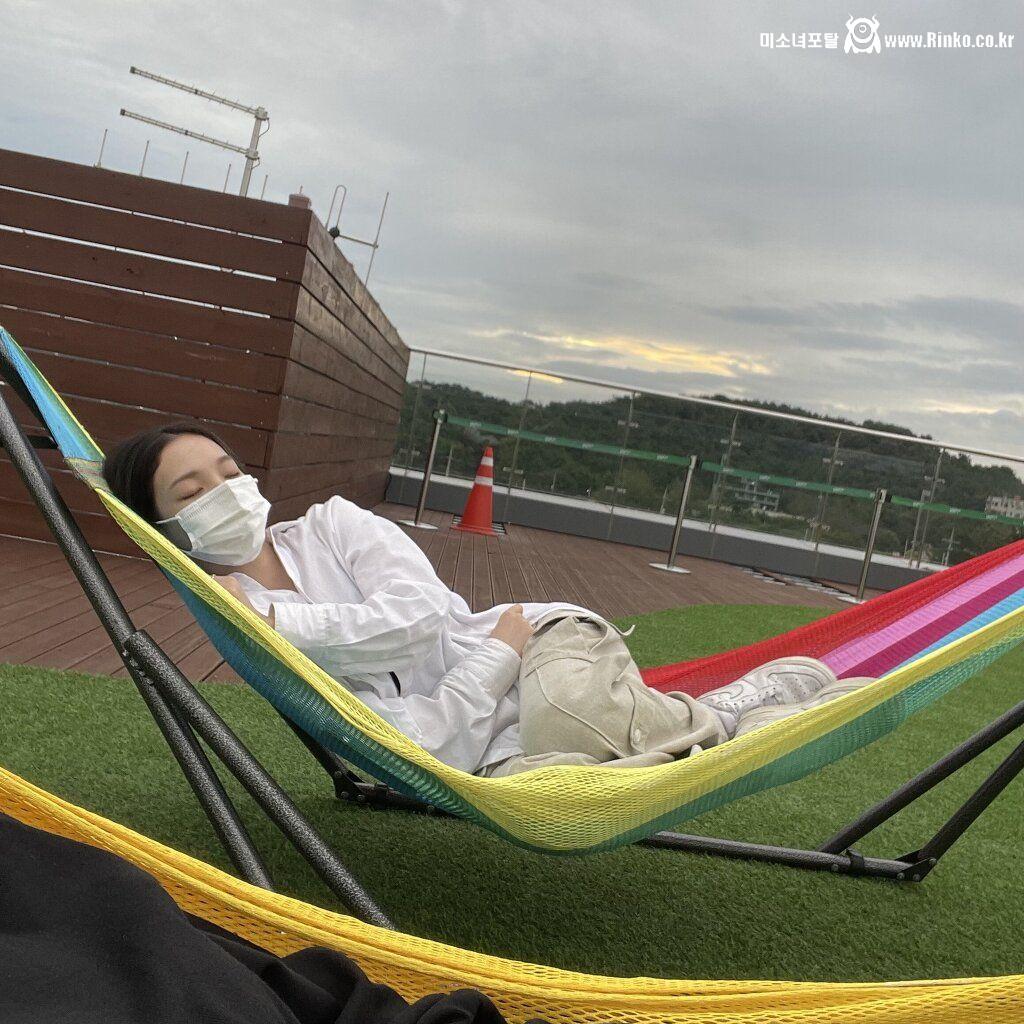 멤버들과 바닷가에 놀러간 카리나