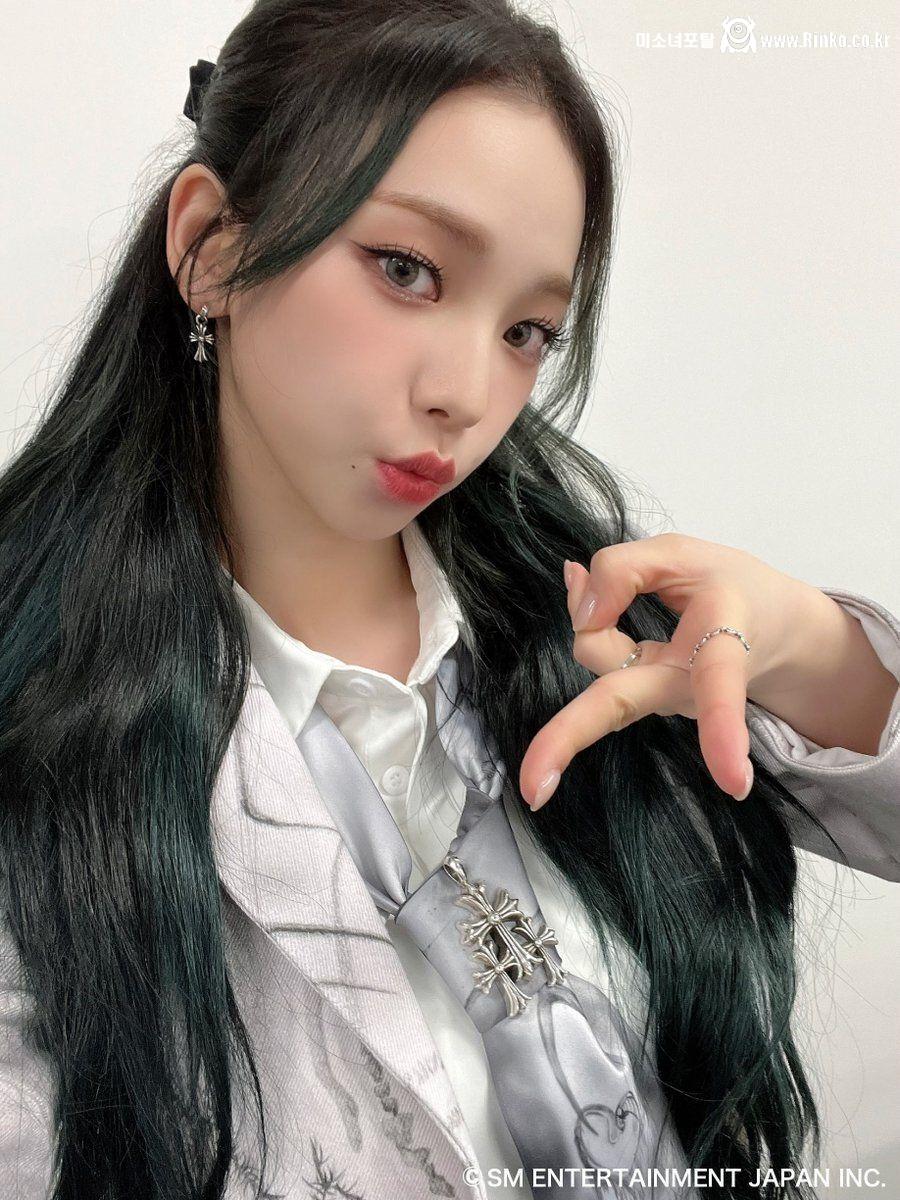 멤버들과 바닷가에 놀러간 카리나