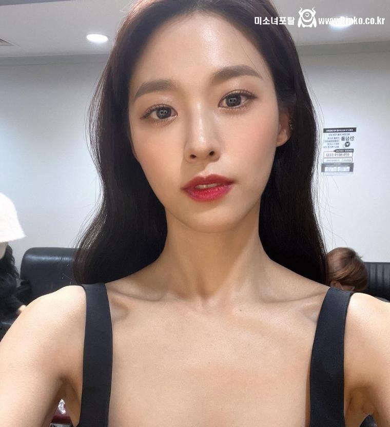 블랙 원피스 입은 설현