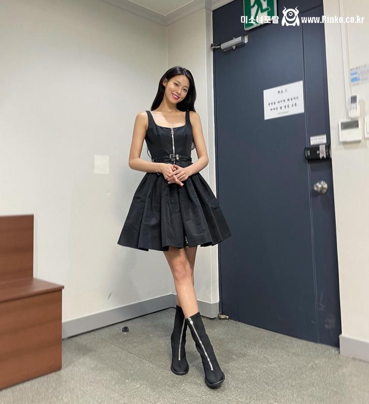 블랙 원피스 입은 설현