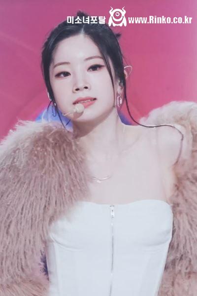 가운데 지퍼 화이트 오프솔더 트와이스 다현