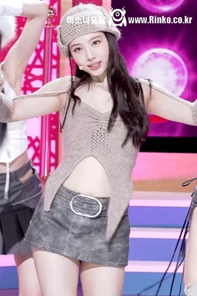 짧은 치마 민소매 트와이스 나연