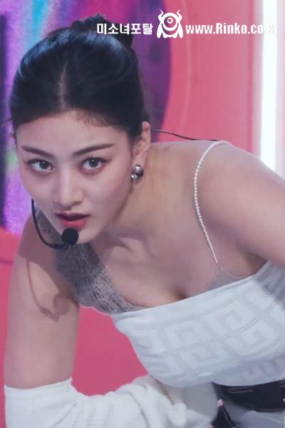 묵직한 크롭 민소매 트와이스 지효