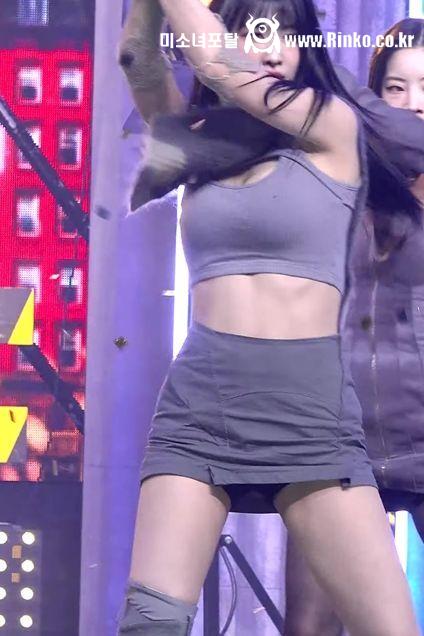 턱받이가 방해하는 트와이스 모모