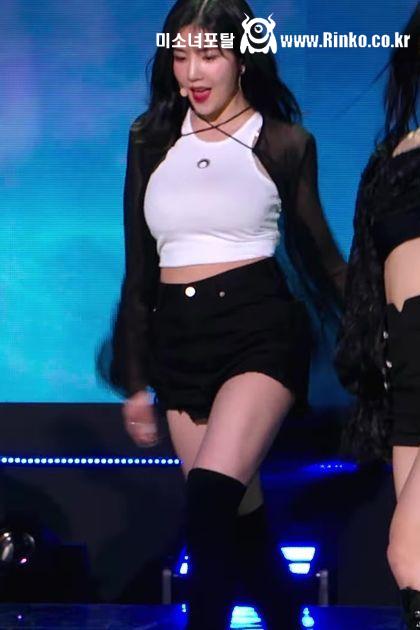 마구 튕기는 권은비