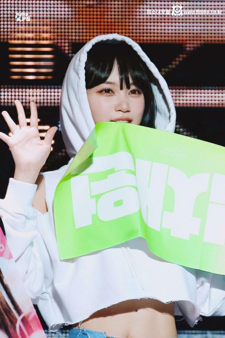 크롭탑 의상 졸귀탱 르세라핌 김채원