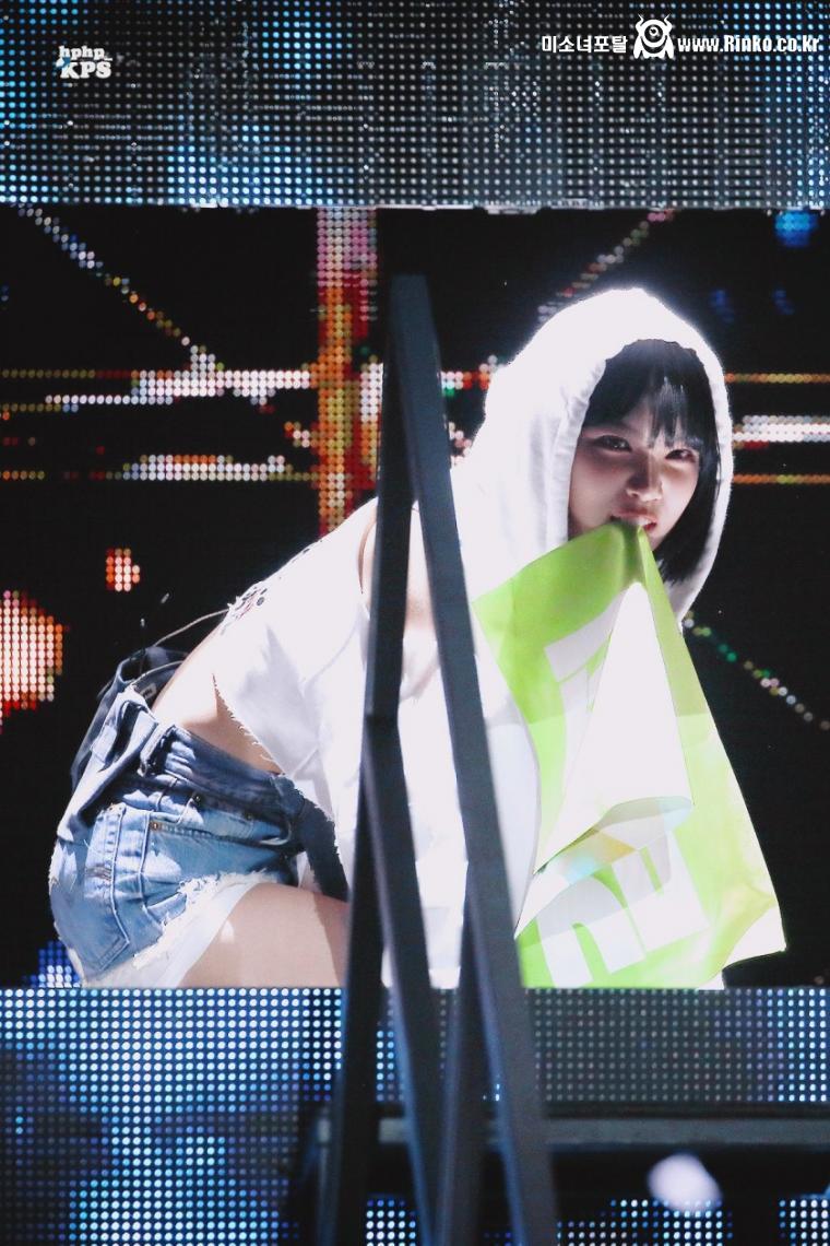 크롭탑 의상 졸귀탱 르세라핌 김채원