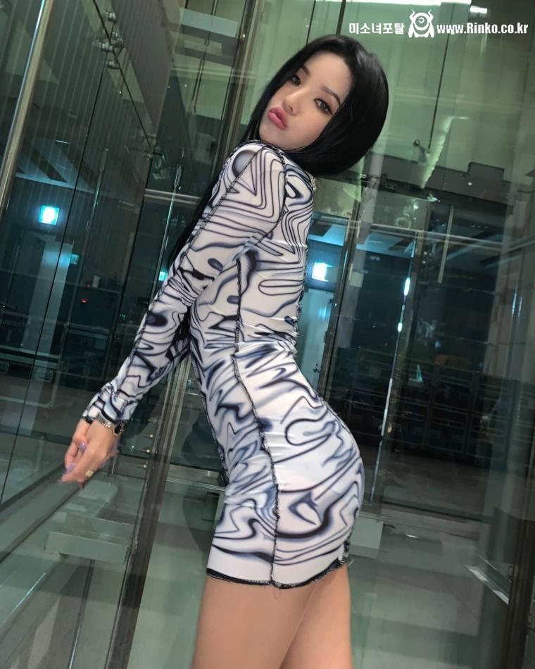 달라붙는 원피스 (여자)아이들 소연