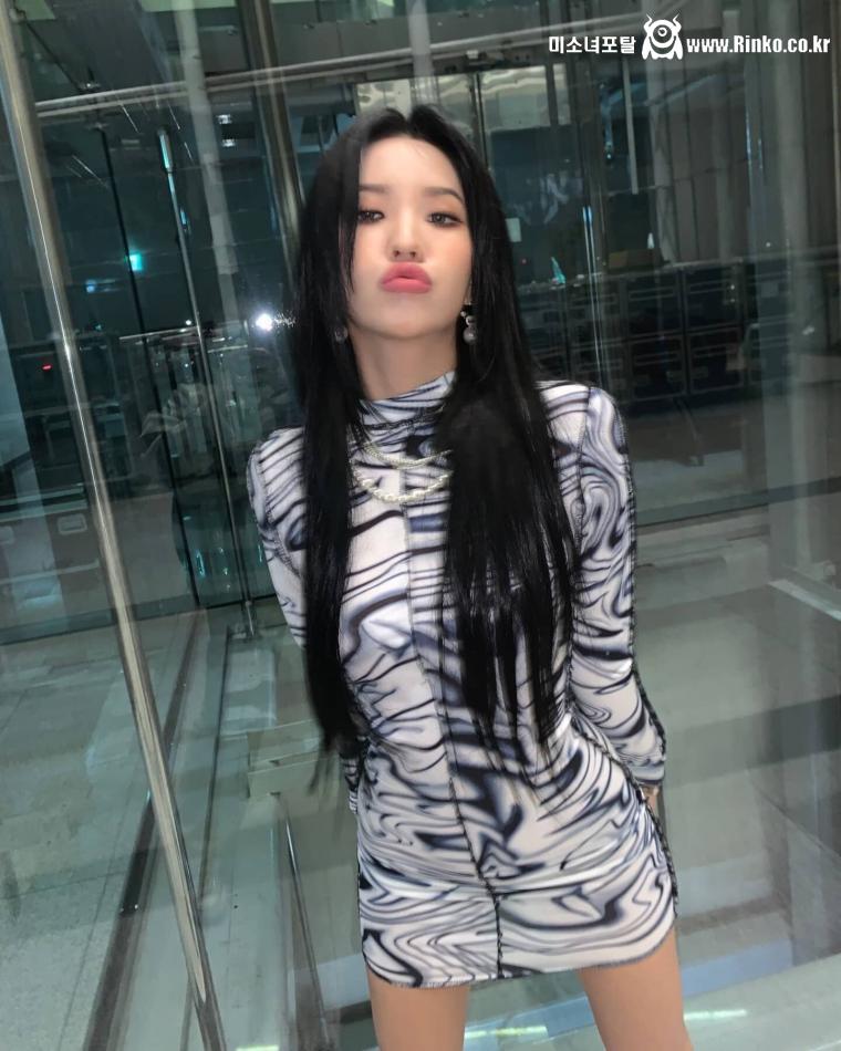 달라붙는 원피스 (여자)아이들 소연