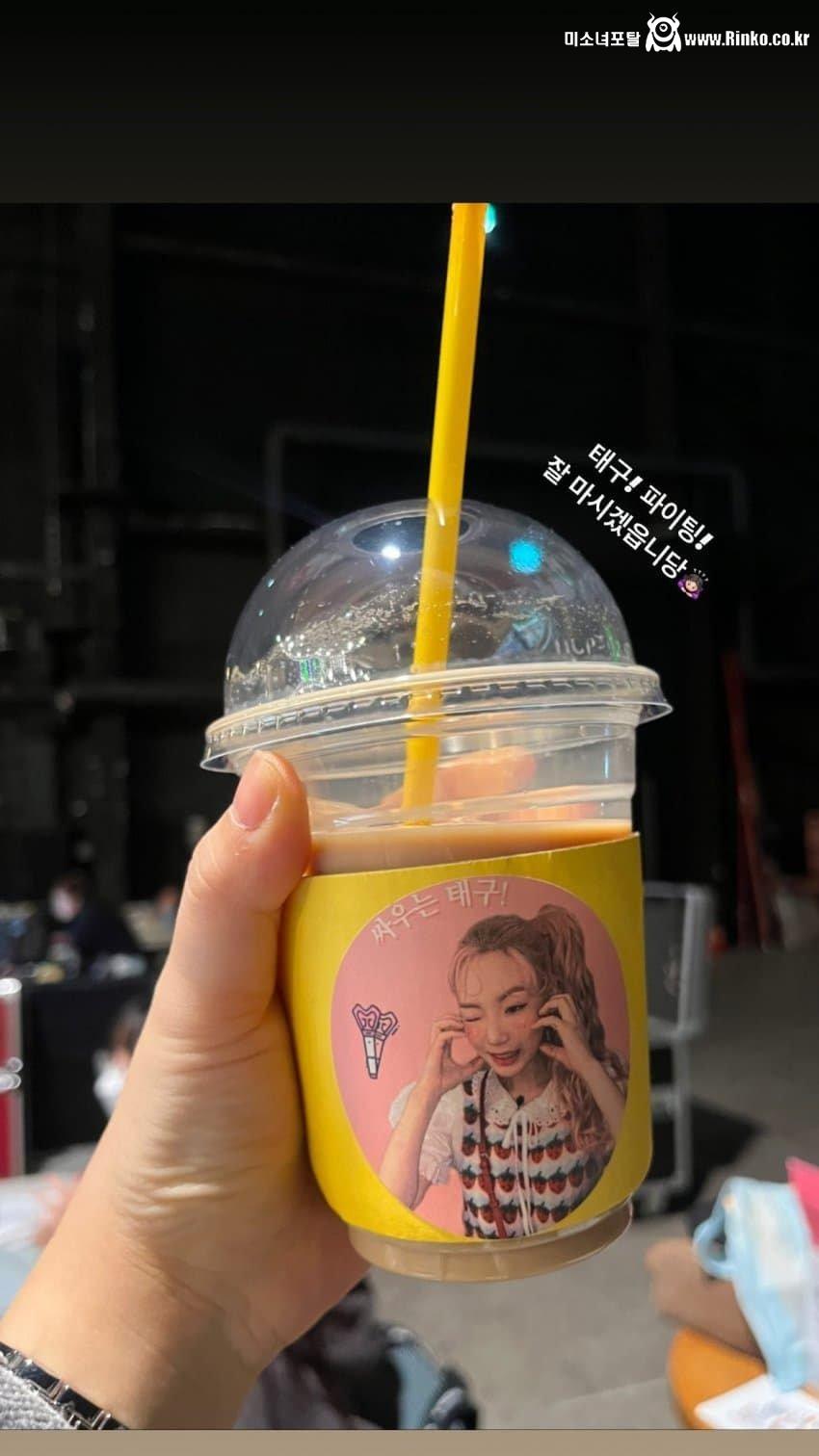 특이점이 온 태연이 아랍팬들이 보낸 커피차