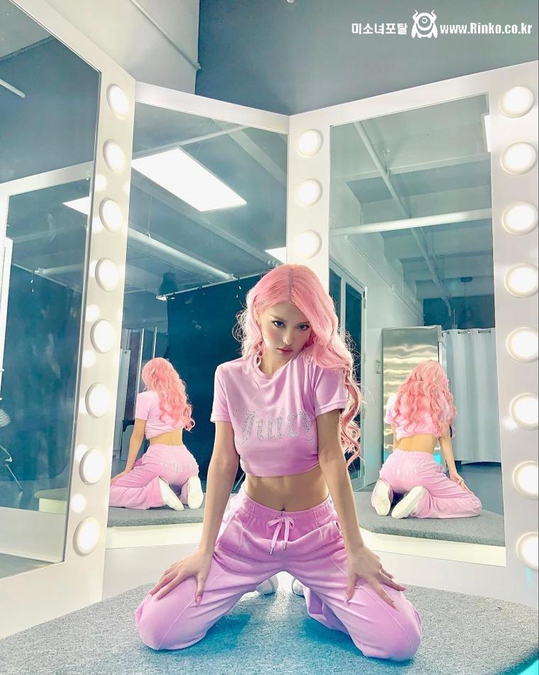 복근이 보이는 모모랜드 아인